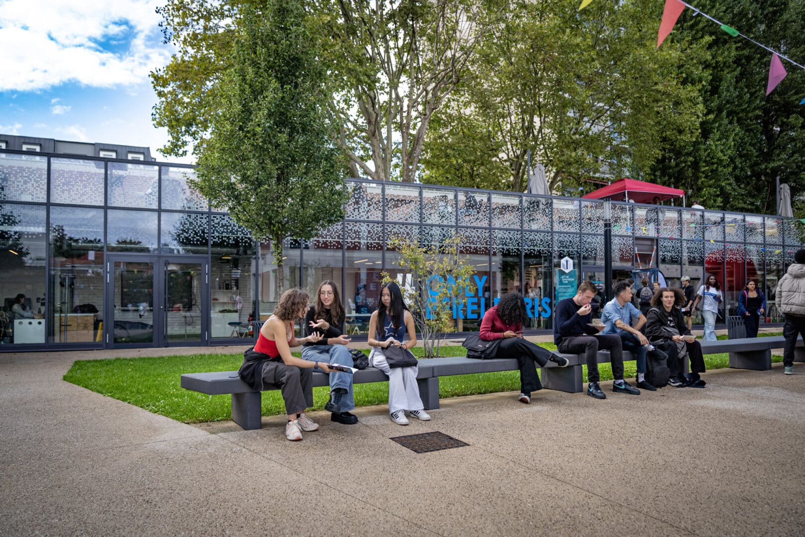 Étudiants EFREI en cours d'informatique